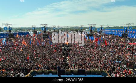 Der türkische Präsident und Führer der AK-Partei für Gerechtigkeit und Entwicklung Recep Tayyip Erdogan hält eine Rede der türkische Präsident und Führer der AK-Partei für Gerechtigkeit und Entwicklung Recep Tayyip Erdogan hält eine Rede vor der Menge während der Großen Istanbul-Rallye vor den Kommunalwahlen am Flughafen Atatürk in Istanbul. Turkiye am 24. März 2024. Foto: Türkische Präsidentschaft apaimages Istanbul Istanbul Türkei 240324 Turkey TPO 002 Copyright: XapaimagesxTurkishxPresidencyxxapaimagesx Stockfoto