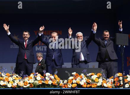 Der türkische Präsident und Führer der AK-Partei für Gerechtigkeit und Entwicklung Recep Tayyip Erdogan hält eine Rede der türkische Präsident und Führer der AK-Partei für Gerechtigkeit und Entwicklung Recep Tayyip Erdogan hält eine Rede vor der Menge während der Großen Istanbul-Rallye vor den Kommunalwahlen am Flughafen Atatürk in Istanbul. Turkiye am 24. März 2024. Foto: Türkische Präsidentschaft apaimages Istanbul Istanbul Türkei 240324 Turkey TPO 001 Copyright: XapaimagesxTurkishxPresidencyxxapaimagesx Stockfoto