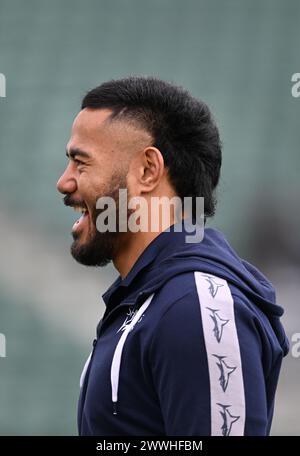 Bath, Somerset, Großbritannien. 24. März 2024, The Recreation Ground, Bath, Somerset, England; Gallagher Premiership Rugby, Bath versus Sale Sharks; Manu Tuilagi von Sale Sharks inspiziert das Pitch Credit: Action Plus Sports Images/Alamy Live News Stockfoto