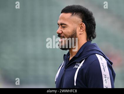 Bath, Somerset, Großbritannien. 24. März 2024, The Recreation Ground, Bath, Somerset, England; Gallagher Premiership Rugby, Bath versus Sale Sharks; Manu Tuilagi von Sale Sharks inspiziert das Pitch Credit: Action Plus Sports Images/Alamy Live News Stockfoto