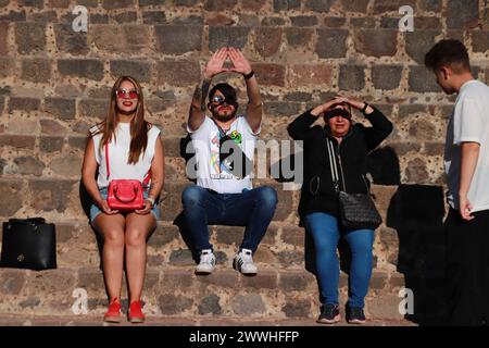 Nicht exklusiv: Hunderte von Besuchern kommen in der archäologischen Zone von Teotihuacán im Bundesstaat Mexiko an, um die Frühlings-Tagundnachtgleiche zu erhalten. Stockfoto