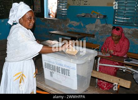 Dakar, Senegal. März 2024. Ein Wähler gibt am 24. März 2024 in Dakar, Senegal, die Wahl ab. Die erste Runde der senegalesischen Präsidentschaftswahlen begann am Sonntag um 8 Uhr Ortszeit. Quelle: Demba Gueye/Xinhua/Alamy Live News Stockfoto