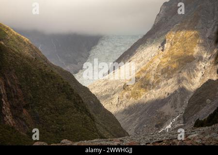 Wolken verdecken einen Teil des schrumpfenden Fox-Gletschers an der Westküste der Südinsel Neuseelands. Stockfoto