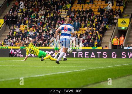 Norwich am Sonntag, den 24. März 2024. Ellie Smith aus Norwich City macht es 2-1 während des FA Women's National League Division One Matches zwischen den Norwich City Women und den Queens Park Rangers in der Carrow Road, Norwich, am Sonntag, den 24. März 2024. (Foto: David Watts | MI News) Credit: MI News & Sport /Alamy Live News Stockfoto