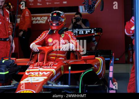 Melbourne, Australien. März 2024. Carlos Sainz aus Spanien und Scuderia Ferrari steigen vor dem Formel 1 Grand Prix von Australien auf der Albert Park Grand Prix Strecke in Melbourne in sein Auto. Quelle: SOPA Images Limited/Alamy Live News Stockfoto