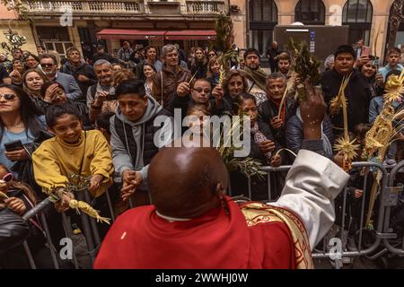 Barcelona, Spanien. März 2024. Ein Priester segnet die Gläubigen mit ihren Palmblättern am Ende der Palmensonntagsprozession in Barcelona Credit: Matthias Oesterle/Alamy Live News Stockfoto