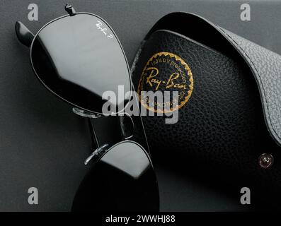 New York, USA - 9. Februar 2024: Rayban-Sonnenbrille mit Gehäuse auf schwarzem Metallhintergrund Stockfoto