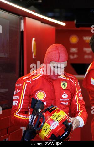 Melbourne, Australien. März 2024. Carlos Sainz aus Spanien und Scuderia Ferrari in der Garage vor dem Formel 1 Grand Prix von Australien auf der Albert Park Grand Prix Strecke in Melbourne. (Foto: George Hitchens/SOPA Images/SIPA USA) Credit: SIPA USA/Alamy Live News Stockfoto