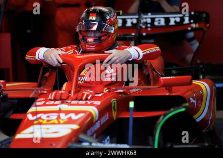 Melbourne, Australien. März 2024. Carlos Sainz aus Spanien und Scuderia Ferrari steigen vor dem Formel 1 Grand Prix von Australien auf der Albert Park Grand Prix Strecke in Melbourne in sein Auto. (Foto: George Hitchens/SOPA Images/SIPA USA) Credit: SIPA USA/Alamy Live News Stockfoto