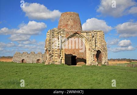 Ein Blick auf die Ruine des Gatehouse von St. Benet's Abbey mit angebauter Windmühle aus rotem Backstein am Fluss Bure in Horning, Norfolk, England, Vereinigtes Königreich. Stockfoto