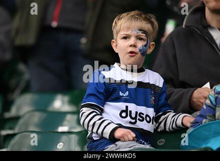 Bath, Somerset, Großbritannien. 24. März 2024, The Recreation Ground, Bath, Somerset, England; Gallagher Premiership Rugby, Bath versus Sale Sharks; ein junger Bath-Fan erwartet das Spiel Credit: Action Plus Sports Images/Alamy Live News Stockfoto