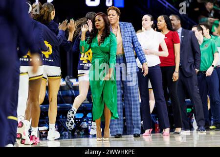 South Bend, Indiana, USA. März 2024. Notre Dame Head Coach Niele Ivey und ihre Assistenztrainer während des Vorspiels des NCAA Women's Tournament First Round Basketballspiels zwischen den Kent State Golden Flashes und den Notre Dame Fighting Irish im Purcell Pavilion im Joyce Center in South Bend, Indiana. John Mersits/CSM/Alamy Live News Stockfoto