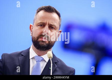 Krakau, Polen. März 2024. WladysÅ‚aw Kosiniak-Kamysz, stellvertretender polnischer Premierminister und Leiter des Verteidigungsministeriums, nimmt als Reaktion darauf an einer Pressekonferenz Teil, nachdem russische Raketen, die in die Ukraine flogen, kurz in den polnischen Luftraum eingedrungen waren. Krakau, Polen, am 24. März 2024. Nach Angaben der polnischen Streitkräfte um 4:23 Uhr verletzte eine russische Rakete den polnischen Luftraum 39 Sekunden lang in der Nähe des Dorfes Osierdow. Während des russischen Angriffs auf die Region Lemberg in der Ukraine. (Kreditbild: © Beata Zawrzel/ZUMA Press Wire) NUR REDAKTIONELLE VERWENDUNG! Nicht für kommerzielle ZWECKE! Stockfoto