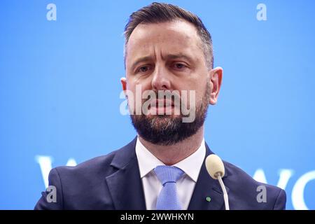 Krakau, Polen. März 2024. WladysÅ‚aw Kosiniak-Kamysz, stellvertretender polnischer Premierminister und Leiter des Verteidigungsministeriums, nimmt als Reaktion darauf an einer Pressekonferenz Teil, nachdem russische Raketen, die in die Ukraine flogen, kurz in den polnischen Luftraum eingedrungen waren. Krakau, Polen, am 24. März 2024. Nach Angaben der polnischen Streitkräfte um 4:23 Uhr verletzte eine russische Rakete den polnischen Luftraum 39 Sekunden lang in der Nähe des Dorfes Osierdow. Während des russischen Angriffs auf die Region Lemberg in der Ukraine. (Kreditbild: © Beata Zawrzel/ZUMA Press Wire) NUR REDAKTIONELLE VERWENDUNG! Nicht für kommerzielle ZWECKE! Stockfoto