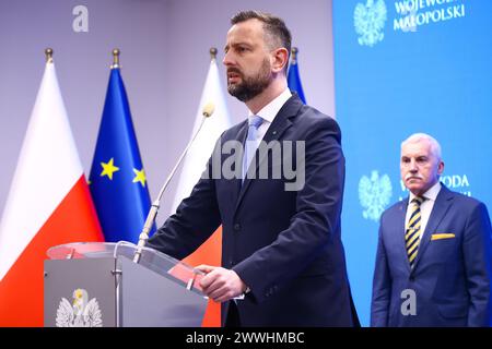 Krakau, Polen. März 2024. WladysÅ‚aw Kosiniak-Kamysz, stellvertretender polnischer Premierminister und Leiter des Verteidigungsministeriums, und General Mieczyslaw Bieniek nehmen als Reaktion darauf an einer Pressekonferenz Teil, nachdem russische Raketen, die in die Ukraine flogen, kurz in den polnischen Luftraum einmarschierten. Krakau, Polen, am 24. März 2024. Nach Angaben der polnischen Streitkräfte um 4:23 Uhr verletzte eine russische Rakete den polnischen Luftraum 39 Sekunden lang in der Nähe des Dorfes Osierdow. Während des russischen Angriffs auf die Region Lemberg in der Ukraine. (Kreditbild: © Beata Zawrzel/ZUMA Press Wire) NUR REDAKTIONELLE VERWENDUNG! Nicht für kommerzielle ZWECKE! Stockfoto