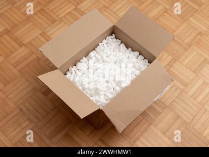 Box Verpackung mit Polystyrol Erdnüsse im Inneren Stockfoto