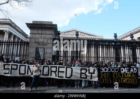 London, Großbritannien. März 2024. Als Reaktion auf die kürzlich von Israel an British Petroleum (BP) und andere Unternehmen genehmigte Gasförderung vor der Küste von Gaza organisiert Fossil Free London das Energiembargo für Palästina im British Museum. Der Protest zielt darauf ab, das Museum unter Druck zu setzen, seine Beziehungen zu BP aufgrund der Beteiligung des Unternehmens an dem anhaltenden Konflikt zu trennen. Quelle: Joao Daniel Pereira/Alamy Live News Stockfoto