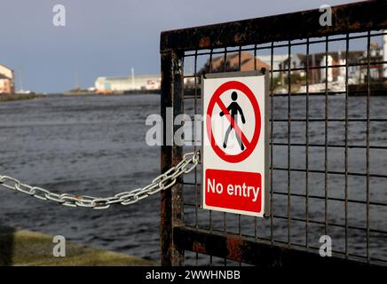 Fußgänger-Warnschild ohne Zutritt an einer Flussmündung in der Stadt Stockfoto