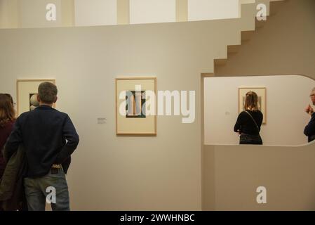 Besucher der Ausstellung des niederländischen Künstlers Escher Stockfoto