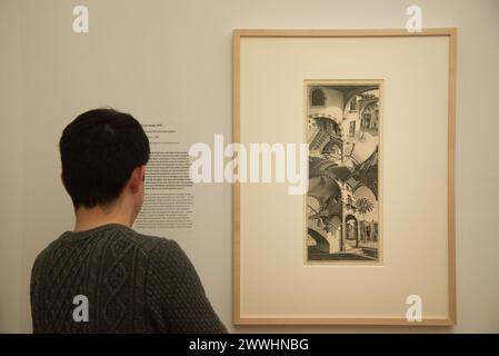 Besucher der Ausstellung des niederländischen Künstlers Escher Stockfoto