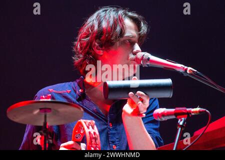 Bogota, Kolumbien. März 2024. Ambrose Kenny-Smith, Sänger und Mundharmonikaspieler der australischen Band King Gizzard & The Lizard Wizard, tritt am ersten Tag des EstereoPicnic Festivals in Bogota auf. (Foto: Daniel Garzon Herazo/NurPhoto) Credit: NurPhoto SRL/Alamy Live News Stockfoto