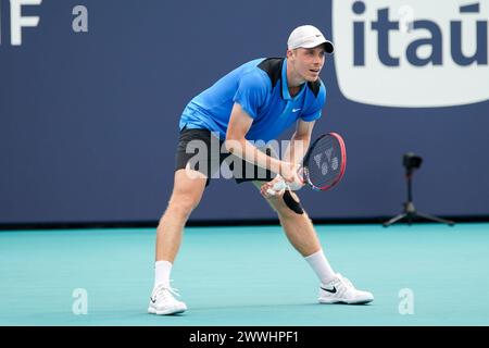 Miami Gardens, Florida, USA. März 2024. Denis Shapovalov (CAN) wartet auf den Auftritt während des Männer-Singles-Spiels bei den Miami Open 2024, die Itau im Hard Rock Stadium präsentiert. (Kreditbild: © Debby Wong/ZUMA Press Wire) NUR REDAKTIONELLE VERWENDUNG! Nicht für kommerzielle ZWECKE! Stockfoto