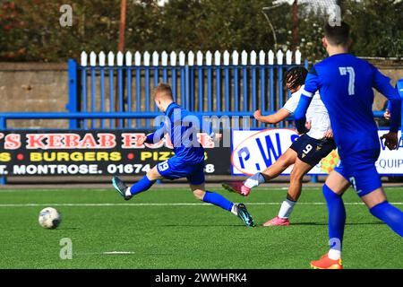 Links Park, Montrose, Großbritannien. März 2024. Paul Watsons Testimonial Football Match, Montrose gegen Dundee; Euan Mutale aus Dundee erzielt in der 25. Minute das Eröffnungstor des Spiels 1-0. Credit: Action Plus Sports/Alamy Live News Stockfoto