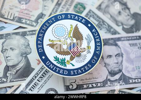 KIEW, UKRAINE - 9. MÄRZ 2024 US-Außenministerium siegelt viele US-Dollar-Scheine in Nahaufnahme Stockfoto