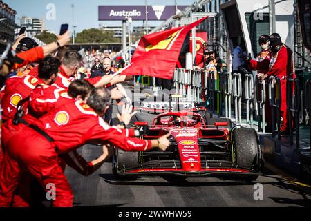 Melbourne, Australien. März 2024. Das Team von Scuderia Ferrari bejubelt, als CARLOS SAINZ nach dem Sieg des Formel-1-Grand Prix von Australien 2024 auf dem Albert Park Circuit in die Boxengasse einsteigt. (Kreditbild: © Chris Putnam/ZUMA Press Wire) NUR REDAKTIONELLE VERWENDUNG! Nicht für kommerzielle ZWECKE! Stockfoto