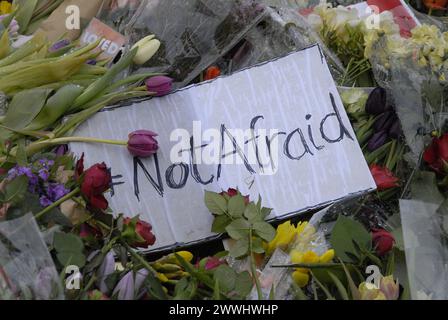 KOPENHAGEN/DÄNEMARK. 24. Februar 2015-Gedenkfeier für Finn Norgaard, der in Terrorest gestorben ist, attackierte das Krudttonder-Kulturcafé auf Osterbro am sonntagabend während des Gesprächs mit dem schwedischen Cartoonest hier sind verschiedene Botschaften mit Blumen, darunter die dänische Muslimanunion mit Respekt für Blumen und Botschaft und unter anderem Grüße aus Kanada und unter anderen lokale dänen an seiner Gedenkstätte im Krudttonder Kulturcafé heute ist er begraben worden und seine Familie hat die Nation gebeten, bitte spenden Sie keine Blumen an seiner Gedenkstätte Spenden Sie Geld für seinen Fonds, der in Hi gegründet wurde Stockfoto