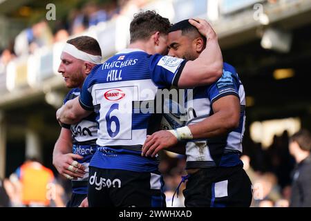 Bath, UK. März 2024. Bath feiert Joe Cokanasiga von Bath Rugb's Try während des Gallagher Premiership Rugby Matches zwischen Bath Rugby und Sale Sharks am 24. März 2024 im Recreation Ground in Bath, Großbritannien. Foto von Scott Boulton. Nur redaktionelle Verwendung, Lizenz für kommerzielle Nutzung erforderlich. Keine Verwendung bei Wetten, Spielen oder Publikationen eines einzelnen Clubs/einer Liga/eines Spielers. Quelle: UK Sports Pics Ltd/Alamy Live News Stockfoto