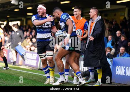 Bath, UK. März 2024. Bath feiert Joe Cokanasiga von Bath Rugb's Try während des Gallagher Premiership Rugby Matches zwischen Bath Rugby und Sale Sharks am 24. März 2024 im Recreation Ground in Bath, Großbritannien. Foto von Scott Boulton. Nur redaktionelle Verwendung, Lizenz für kommerzielle Nutzung erforderlich. Keine Verwendung bei Wetten, Spielen oder Publikationen eines einzelnen Clubs/einer Liga/eines Spielers. Quelle: UK Sports Pics Ltd/Alamy Live News Stockfoto