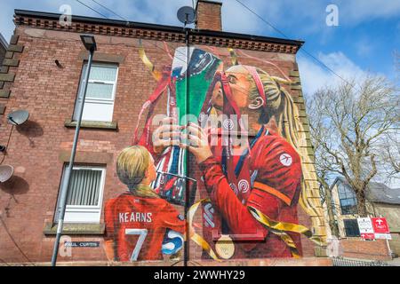 Missy Bo Kearns Wandbild über der Anfield Road in der Nähe des Liverpool Football Club im März 2024. Stockfoto