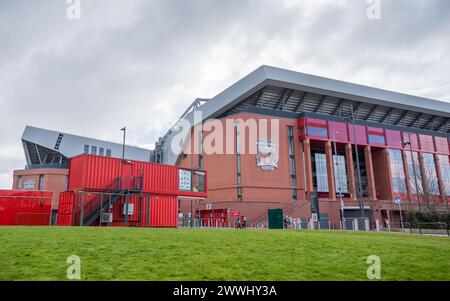 Das Anfield-Stadion wurde im März 2024 über einer Grasfläche abgebildet. Das Heimstadion des FC Liverpool steht kurz vor dem Abschluss der neuesten Stadionentwicklung. Stockfoto