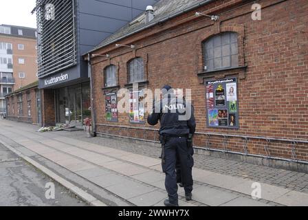 KOPENHAGEN/DÄNEMARK. 24. Februar 2015-Gedenkfeier für Finn Norgaard, der in Terrorest gestorben ist, attackierte das Krudttonder-Kulturcafé auf Osterbro am sonntagabend während des Gesprächs mit dem schwedischen Cartoonest hier sind verschiedene Botschaften mit Blumen, darunter die dänische Muslimanunion mit Respekt für Blumen und Botschaft und unter anderem Grüße aus Kanada und unter anderen lokale dänen an seiner Gedenkstätte im Krudttonder-Kulturcafé heute ist er begraben worden und seine Familie hat die Nation gebeten, bitte spenden Sie keine Blumen an seiner Gedenkstätte Spenden Sie Geld in seinem Fonds, der in seinem sehr gut eingerichtet wurde Stockfoto