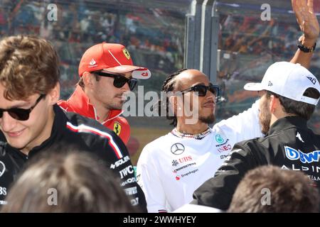 Melbourne, Australien. März 2024. Melbourne, Australien, 24. März: #44, Lewis HAMILTON, GBR, Mercedes AMG F1 Team und Charles LECLERC, Ferrari mit Pierre GASLY vom Team ALPINE, Fahrerparade während des Formel-1-Grand Prix von Australien 2024. Albert Park Grand-Prix-Rennstrecke, Formel 1 – gebührenpflichtiges Bild, Foto und Copyright © Clay CROSS/ATP Images (CROSS Clay /ATP/SPP) Credit: SPP Sport Press Photo. /Alamy Live News Stockfoto