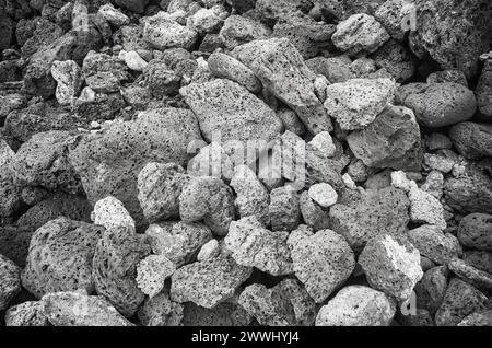 Schwarzweiß Nahaufnahme von Bimssteinen, Naturhintergrund, Galapagos-Inseln, Ecuador. Stockfoto