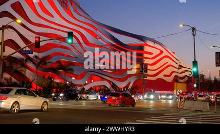 Petersen Automotive Museum in Los Angeles - LOS ANGELES, USA - 5. NOVEMBER. 2023 Petersen Automotive Museum in Petersen Automotive Museum in Stockfoto