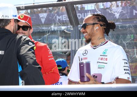 Melbourne, Australien. März 2024. Melbourne, Australien, 24. März: #44, Lewis HAMILTON, GBR, Mercedes AMG F1 Team und Charles LECLERC, Ferrari mit Pierre GASLY vom Team ALPINE, Fahrerparade während des Formel-1-Grand Prix von Australien 2024. Albert Park Grand-Prix-Rennstrecke, Formel 1 – gebührenpflichtiges Bild, Foto und Copyright © Clay CROSS/ATP Images (CROSS Clay /ATP/SPP) Credit: SPP Sport Press Photo. /Alamy Live News Stockfoto