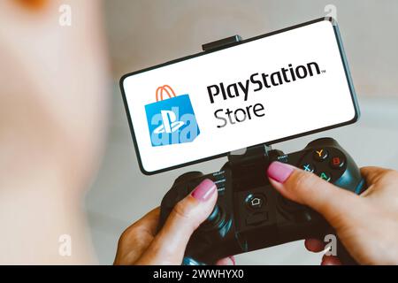 Dezember 2023, Brasilien. In dieser Abbildung wird das PlayStation Store-Logo auf einem Smartphone-Bildschirm am 4. Dezember 2023 in Brasilien angezeigt. In t Stockfoto