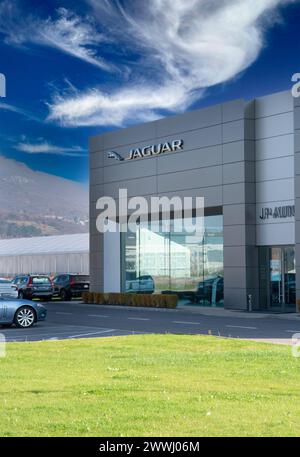 Nitra, Slowakei - 13. November 2022: Jaguar, Land Rover Ausstellungsraum. Jaguar Land Rover ist ein britisches multinationales Auto, MA Nitra, Slowakei - November, Stockfoto