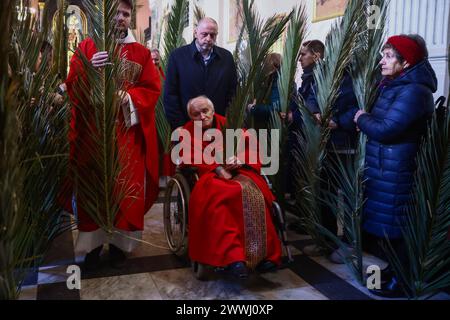 Krakau, Polen. März 2024. Die Menschen nehmen an der traditionellen Palm Sunday Feier in St. Franziskus-Basilika in Krakau, Polen am 24. März 2024. Während des Palmensonntags, der auch als Sonntag der Passion des Herrn bezeichnet wird, nehmen die Teilnehmer an einer heiligen Messe Teil und gehen in der Prozession mit Palmblättern oder handgewebten Palmen aus einer Vielzahl von Blumen und Pflanzen. (Kreditbild: © Beata Zawrzel/ZUMA Press Wire) NUR REDAKTIONELLE VERWENDUNG! Nicht für kommerzielle ZWECKE! Quelle: ZUMA Press, Inc./Alamy Live News Stockfoto