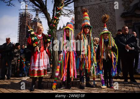 Krakau, Polen. März 2024. Am 24. März 2024 wird auf dem Hauptplatz in Krakau, Polen, die traditionelle Palmensonntagsfeier gefeiert. Während des Palmensonntags, der auch als Sonntag der Passion des Herrn bezeichnet wird, nehmen die Teilnehmer an einer heiligen Messe Teil und gehen in der Prozession mit handgewebten Palmen aus einer Vielzahl von Blumen und Pflanzen. (Kreditbild: © Beata Zawrzel/ZUMA Press Wire) NUR REDAKTIONELLE VERWENDUNG! Nicht für kommerzielle ZWECKE! Quelle: ZUMA Press, Inc./Alamy Live News Stockfoto