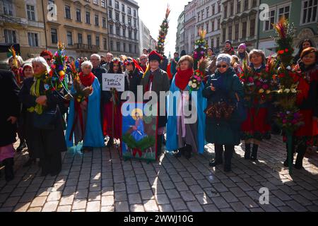 Krakau, Polen. März 2024. Am 24. März 2024 wird auf dem Hauptplatz in Krakau, Polen, die traditionelle Palmensonntagsfeier gefeiert. Während des Palmensonntags, der auch als Sonntag der Passion des Herrn bezeichnet wird, nehmen die Teilnehmer an einer heiligen Messe Teil und gehen in der Prozession mit handgewebten Palmen aus einer Vielzahl von Blumen und Pflanzen. (Kreditbild: © Beata Zawrzel/ZUMA Press Wire) NUR REDAKTIONELLE VERWENDUNG! Nicht für kommerzielle ZWECKE! Quelle: ZUMA Press, Inc./Alamy Live News Stockfoto