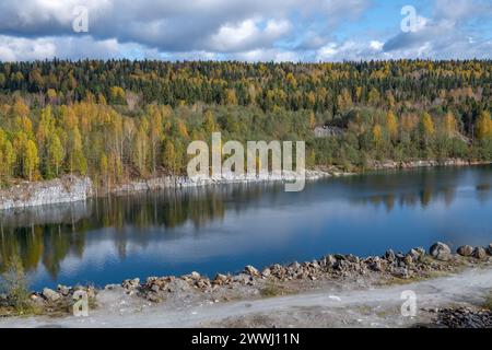 Die Straße entlang des Ufers eines verlassenen Marmorbruchs. Ruskeala, Karelien, Russland Stockfoto