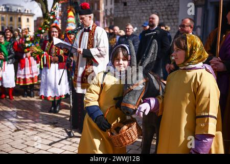 Krakau, Polen. März 2024. Am 24. März 2024 wird auf dem Hauptplatz in Krakau, Polen, die traditionelle Palmensonntagsfeier gefeiert. Während des Palmensonntags, der auch als Sonntag der Passion des Herrn bezeichnet wird, nehmen die Teilnehmer an einer heiligen Messe Teil und gehen in der Prozession mit handgewebten Palmen aus einer Vielzahl von Blumen und Pflanzen. (Kreditbild: © Beata Zawrzel/ZUMA Press Wire) NUR REDAKTIONELLE VERWENDUNG! Nicht für kommerzielle ZWECKE! Quelle: ZUMA Press, Inc./Alamy Live News Stockfoto