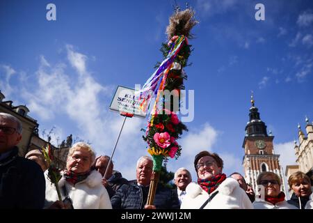 Krakau, Polen. März 2024. Am 24. März 2024 wird auf dem Hauptplatz in Krakau, Polen, die traditionelle Palmensonntagsfeier gefeiert. Während des Palmensonntags, der auch als Sonntag der Passion des Herrn bezeichnet wird, nehmen die Teilnehmer an einer heiligen Messe Teil und gehen in der Prozession mit handgewebten Palmen aus einer Vielzahl von Blumen und Pflanzen. (Kreditbild: © Beata Zawrzel/ZUMA Press Wire) NUR REDAKTIONELLE VERWENDUNG! Nicht für kommerzielle ZWECKE! Quelle: ZUMA Press, Inc./Alamy Live News Stockfoto