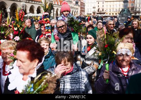 Krakau, Polen. März 2024. Am 24. März 2024 wird auf dem Hauptplatz in Krakau, Polen, die traditionelle Palmensonntagsfeier gefeiert. Während des Palmensonntags, der auch als Sonntag der Passion des Herrn bezeichnet wird, nehmen die Teilnehmer an einer heiligen Messe Teil und gehen in der Prozession mit handgewebten Palmen aus einer Vielzahl von Blumen und Pflanzen. (Kreditbild: © Beata Zawrzel/ZUMA Press Wire) NUR REDAKTIONELLE VERWENDUNG! Nicht für kommerzielle ZWECKE! Quelle: ZUMA Press, Inc./Alamy Live News Stockfoto