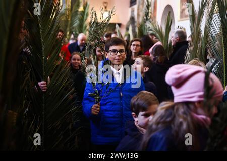 Krakau, Polen. März 2024. Die Menschen nehmen an der traditionellen Palm Sunday Feier in St. Franziskus-Basilika in Krakau, Polen am 24. März 2024. Während des Palmensonntags, der auch als Sonntag der Passion des Herrn bezeichnet wird, nehmen die Teilnehmer an einer heiligen Messe Teil und gehen in der Prozession mit Palmblättern oder handgewebten Palmen aus einer Vielzahl von Blumen und Pflanzen. (Kreditbild: © Beata Zawrzel/ZUMA Press Wire) NUR REDAKTIONELLE VERWENDUNG! Nicht für kommerzielle ZWECKE! Quelle: ZUMA Press, Inc./Alamy Live News Stockfoto