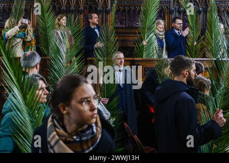 Krakau, Polen. März 2024. Die Menschen nehmen an der traditionellen Palm Sunday Feier in St. Franziskus-Basilika in Krakau, Polen am 24. März 2024. Während des Palmensonntags, der auch als Sonntag der Passion des Herrn bezeichnet wird, nehmen die Teilnehmer an einer heiligen Messe Teil und gehen in der Prozession mit Palmblättern oder handgewebten Palmen aus einer Vielzahl von Blumen und Pflanzen. (Kreditbild: © Beata Zawrzel/ZUMA Press Wire) NUR REDAKTIONELLE VERWENDUNG! Nicht für kommerzielle ZWECKE! Quelle: ZUMA Press, Inc./Alamy Live News Stockfoto